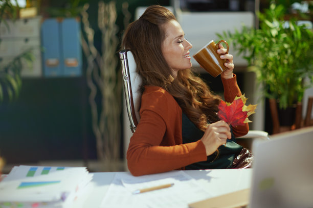 绿色办公室里快乐优雅的女企业主图片下载