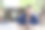 一名亚洲男子悠闲地坐着，用塑料杯喝着冰咖啡。图片下载