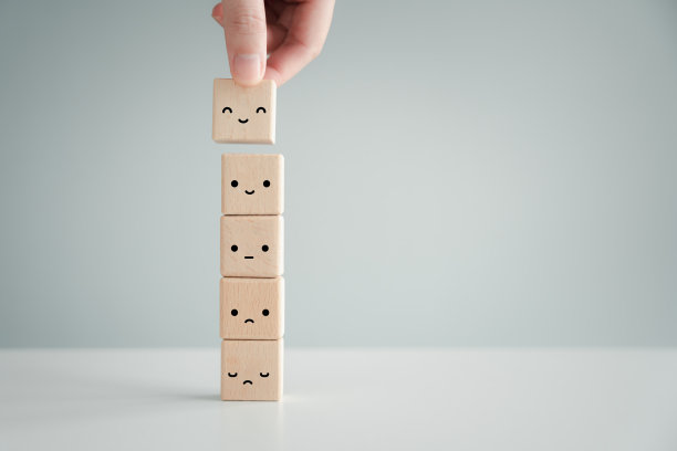 反馈评级和积极的客户服务评价。心理健康评估，世界心理卫生日，积极思考和满意度调查概念。手选择快乐的笑脸情绪。图片下载