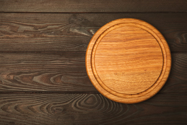 砧板、厨具、洗碗布贴在墙面背景上。现代厨房背景，厨房用具站在木制桌面，空白的文字，正面视图。食谱。模型。图片下载