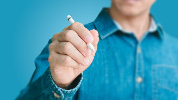 手里拿着一支铅笔图片下载