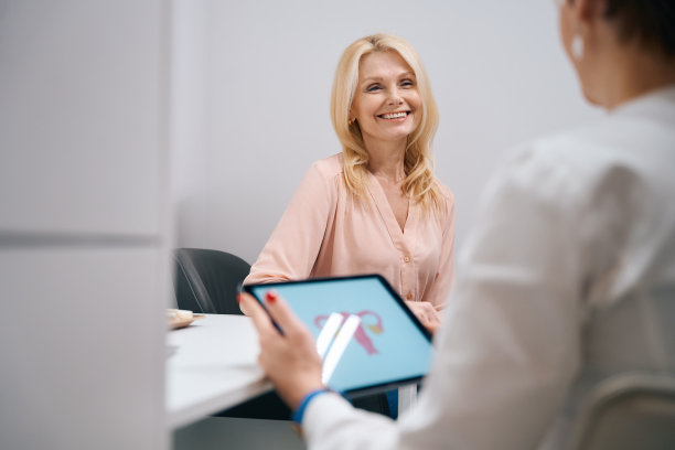 在美容院看妇科医生的妇女的照片图片下载