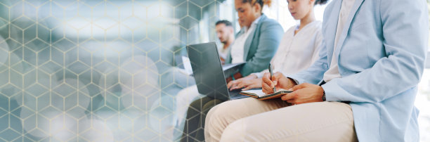 招聘，行和商务人士在笔记本上写招聘，工作面试或工作机会。人力资源，入职和候选人坐在书，在笔记本电脑上打字和写笔记图片下载