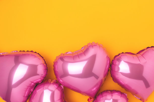 粉红色的心形充气箔气球。图片下载