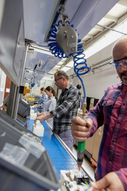 在工厂生产线上工作的一群工人图片下载