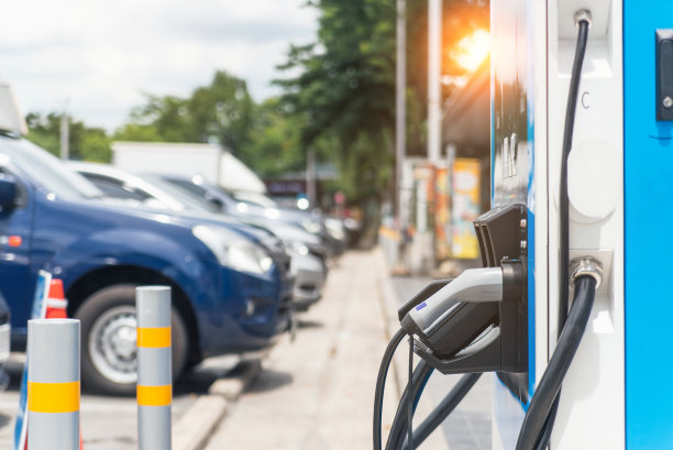 泰国曼谷郊外的现代电动汽车充电站。在城市周围的充电站充电的电动汽车。图片下载