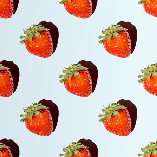 红色饱和草莓的无缝图案与蓝色背景上的阴影。夏日天然甜美可口的食物图片下载