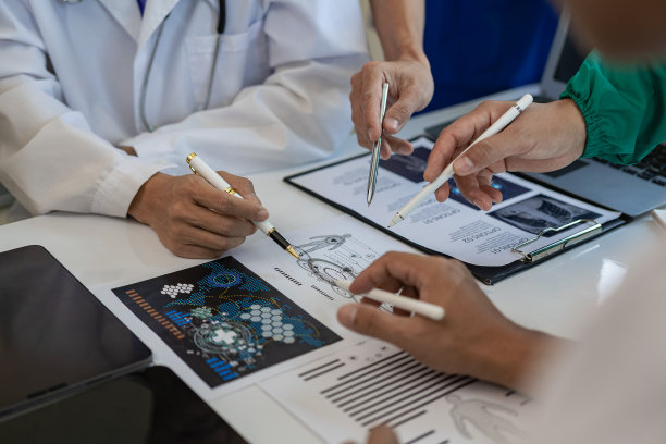 会议，医疗保健和医生在线研究，计划和管理医院时间表。医疗保健团队、专业人员和相互联系的人一起工作。特写照片图片下载