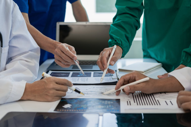 会议，医疗保健和医生在线研究，计划和管理医院时间表。医疗保健团队、专业人员和相互联系的人一起工作。特写照片图片下载