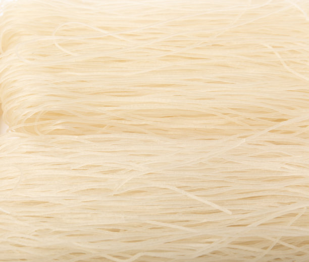 用米粉制成的干面被隔离在白色的背景上。图片下载