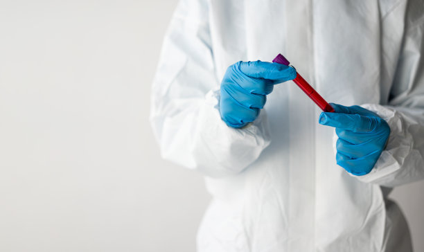 医学家化学家研究员拿着血样管做化学实验和检查病人的血样在医院的医学和研究概念的特写照片图片下载