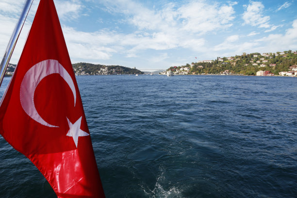 伊斯坦布尔连接两大洲的博斯普鲁斯海峡大桥。图片下载