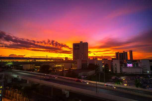 这是一张美丽而引人注目的城市天际线全景照片，拍摄于日落后的金色夜晚。图片下载