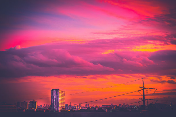 这是一张美丽而引人注目的城市天际线全景照片，拍摄于日落后的金色夜晚。图片下载