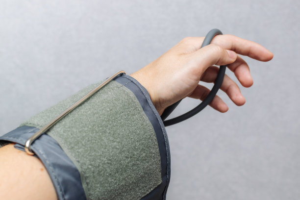 男子手里拿着血压袖带。不良健康，高血压和低血压，医疗保健和医学的概念。水平的照片图片下载