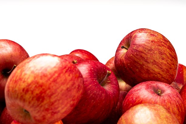 一堆苹果的白色背景照片。图片下载