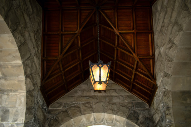 中世纪建筑中的灯笼，选择性对焦的特写照片图片下载