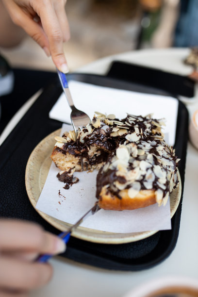 柏林煎饼，德国甜甜圈与巧克力奶油库存照片图片下载