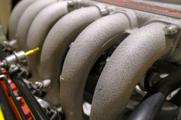 汽车发动机的金属部件特写。马达的一部分。汽车修理。工业区图片下载