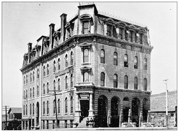 1898年，堪萨斯州劳伦斯市的一张古董照片:劳伦斯国家银行大楼图片下载