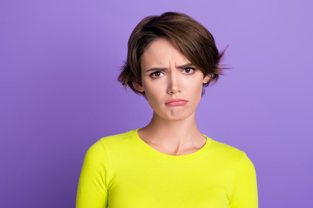 特写肖像照片漂亮可爱的女人迷人的女士悲伤不满的坏心情丰满的嘴唇孤立在紫罗兰色的背景图片下载