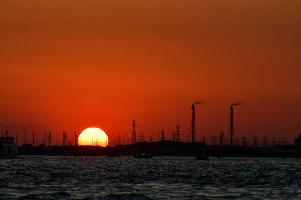 夕阳漫过城市，数码照片的画面作为背景图片下载
