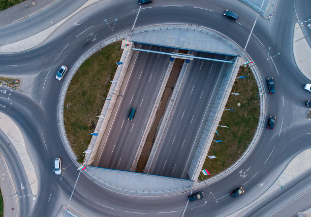 无人机拍摄的城市一个路口的鸟瞰图图片下载