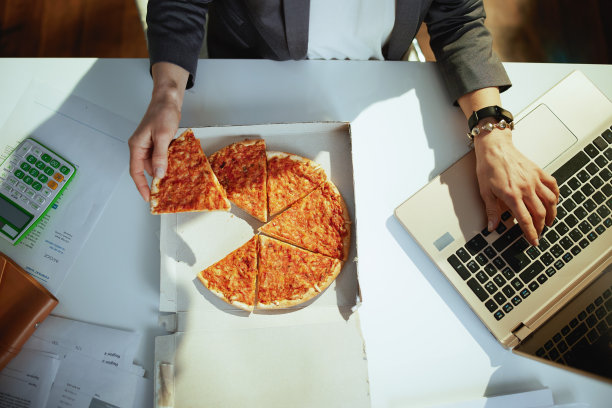 在绿色办公室里穿着灰色西装的女企业主图片下载