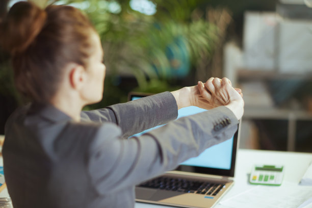 现代商务女性在现代绿色办公室里伸出手图片下载