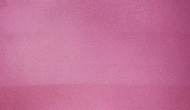 一张带有时钟的粉红色墙壁的照片，粉红色皮革背景的精华与少量的颗粒。图片下载