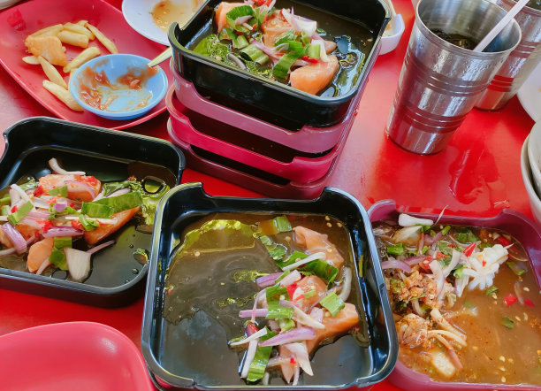 一张桌子上放着四盘食物的照片，一盘食物放在一张红色的桌子上，上面铺着红色的桌布。图片下载