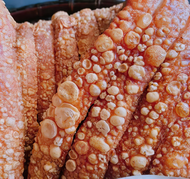 照片上是一篮子玉米，上面有一些种子，盘子里有海胆和玉米，还有一个勺子。图片下载