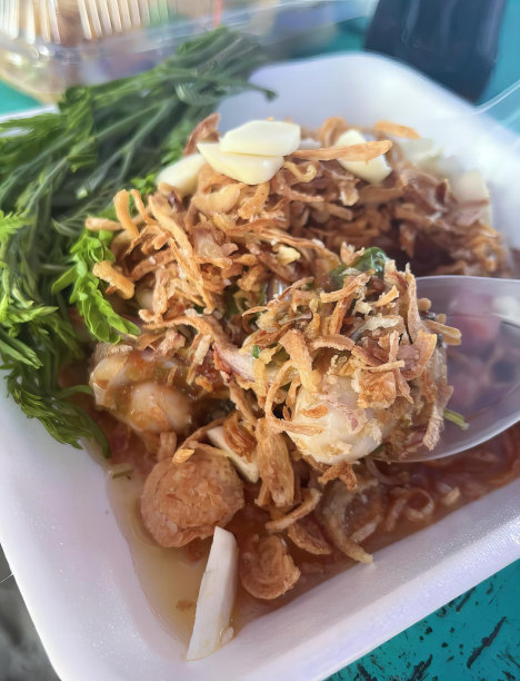 一盘有勺子和叉子的食物，一个勺子和一些蔬菜的火锅的照片。图片下载