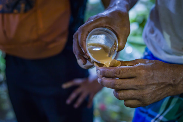 陶壶里的茶是用手倒出来喝的。这是印度最受欢迎的传统饮料。用复印空间拍摄的照片。图片下载