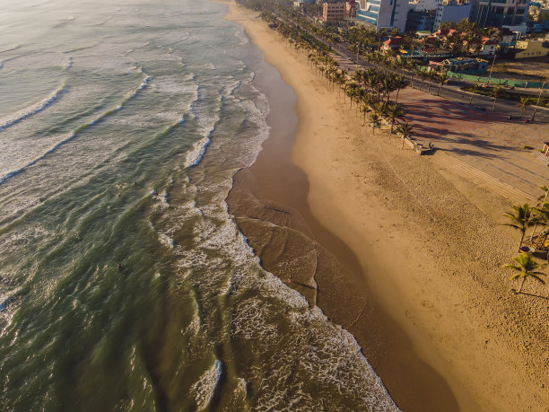 美丽的美溪海滩从无人机在岘港，越南，街道和建筑物附近的中央海滩和大海。无人机拍摄的照片图片下载