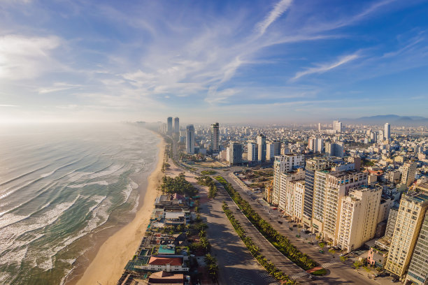 美丽的美溪海滩从无人机在岘港，越南，街道和建筑物附近的中央海滩和大海。无人机拍摄的照片图片下载