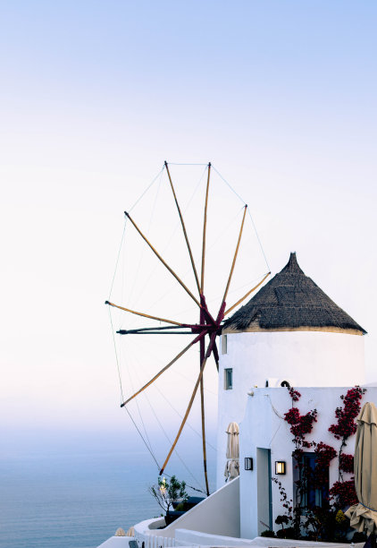 极简主义的照片，风车在一个古老的城市在欧洲，一个春日。图片下载