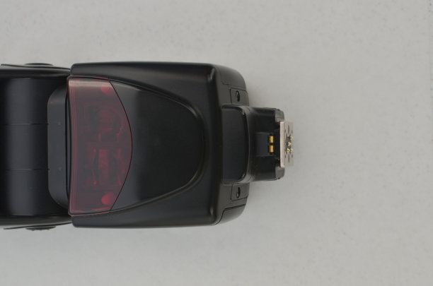 专业的黑色闪光灯，在任何环境下都能提供完美的照明。适合与摄影和照明相关的项目。为令人惊叹的照片提供强烈、可控的光线。图片下载