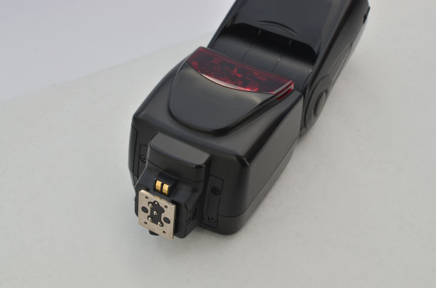 专业的黑色闪光灯，在任何环境下都能提供完美的照明。适合与摄影和照明相关的项目。为令人惊叹的照片提供强烈、可控的光线。图片下载