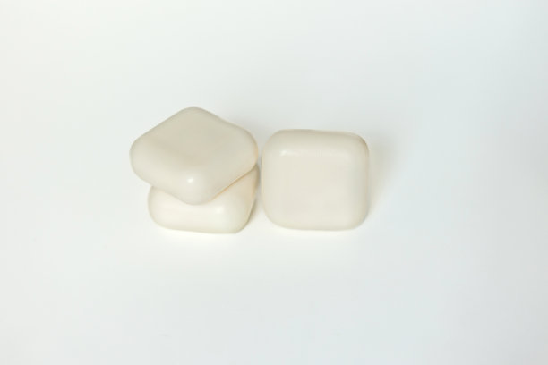 手工肥皂和肥皂泡沫在一个白色的背景。一块肥皂上的卫生概念在白底是一个复制的地方。小型企业图片下载