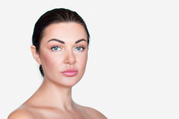 漂亮的女孩，女人。肖像。收集的头发。美丽的照片。清洁皮肤。光背景。看着镜头图片下载