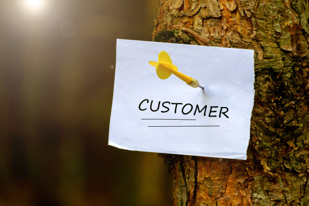 目标客户的概念。观众笔记在便签纸上，带有飞镖箭头。营销、广告、经营理念图片下载