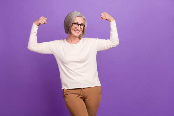 迷人的商业女士的照片显示双二头肌肌肉手臂拳头大体验市场领导者孤立在紫色的背景图片下载