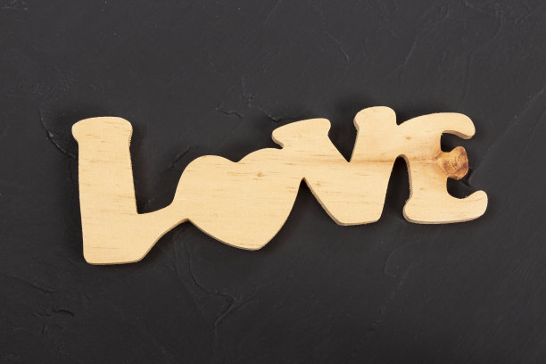 木头造的爱情;照片黑色纹理背景图片下载