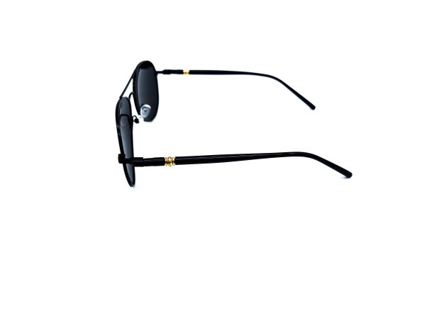 黑色飞行员风格太阳镜侧视图图片下载