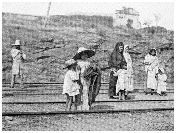 墨西哥古色古香的旅行照片:人们在铁路上图片下载
