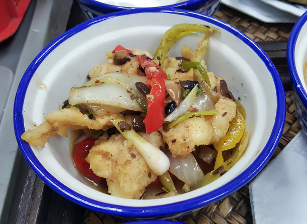 一碗蔬菜和肉的食物，一碗蔬菜和肉的火锅的照片。图片下载