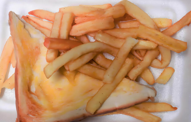 一张白色盘子里的三明治和薯条的照片，一张桌子上白色盘子里的芝士汉堡三明治和薯条的照片。图片下载