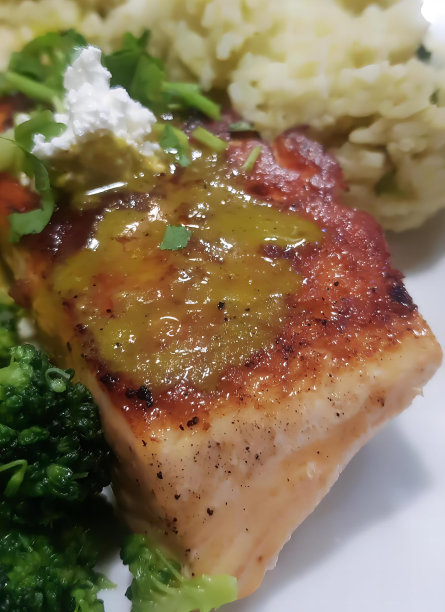 一盘食物的照片，有西兰花和肉，西兰花和鸡肉放在盘子里，旁边是土豆泥。图片下载