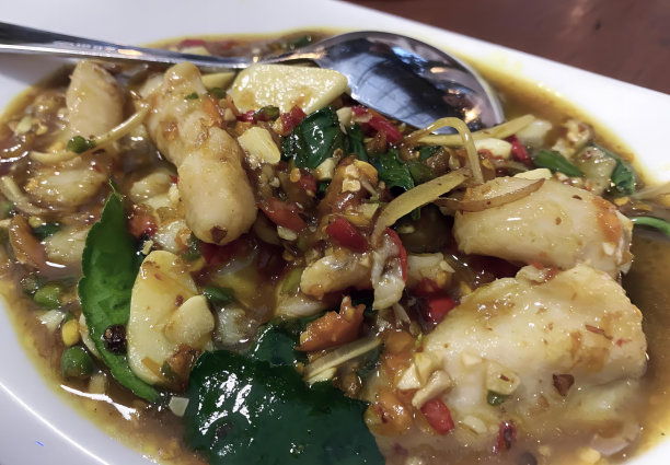 一张白色盘子上放着炖菜和勺子的照片，火锅上放着勺子，盘子里放着勺子。图片下载